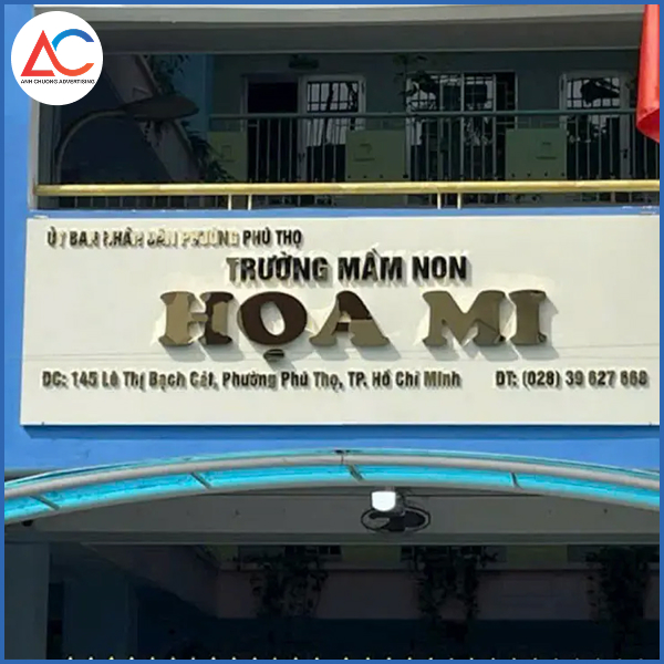 Bảng hiệu Alu có bề mặt phẳng, dễ cắt ghép theo nhiều hình dạng, có thể kết hợp chữ nổi mica, đèn LED, in UV
