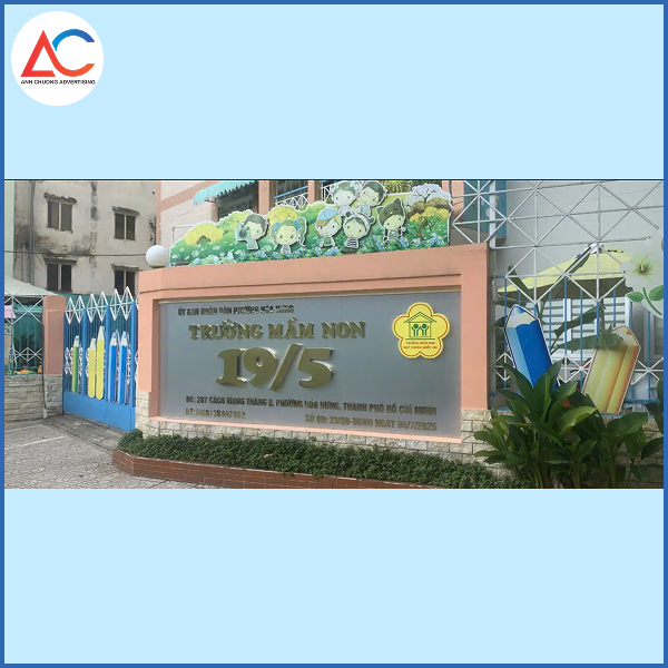 Bảng hiệu chữ nổi mica phù hợp với nhiều phong cách thiết kế hiện đại, từ cửa hàng, showroom đến các sự kiện POSM