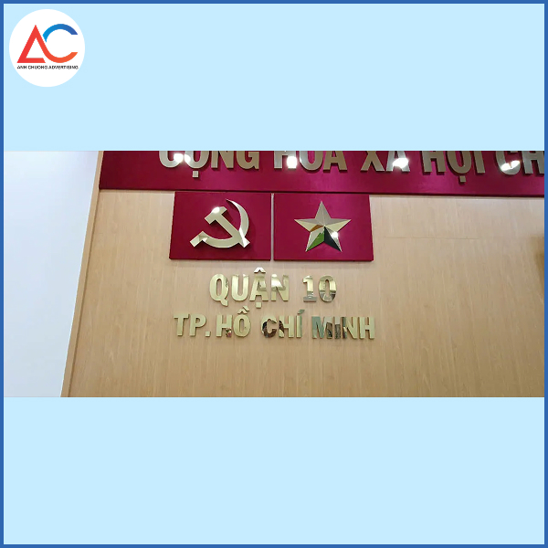 Bảng hiệu mica thường xuất hiện tại booth trưng bày, backdrop, hoặc cổng chào trong các chương trình lớn