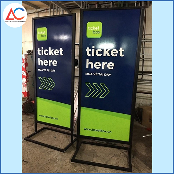 Việc in ấn và dán decal thường diễn ra nhanh gọn hơn so với việc gia công các loại bảng hiệu khác