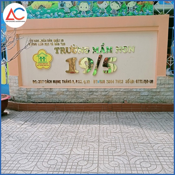 Bảng hiệu decal in UV dễ thi công, linh hoạt về kiểu dáng và kích thước thường được dùng làm bảng hiệu quảng cáo in ấn trên cửa kính