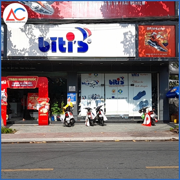 Công nghệ in ấn hiện đại như in UV, in kỹ thuật số giúp bảng hiệu quảng cáo in ấn có màu sắc sống động, bền lâu