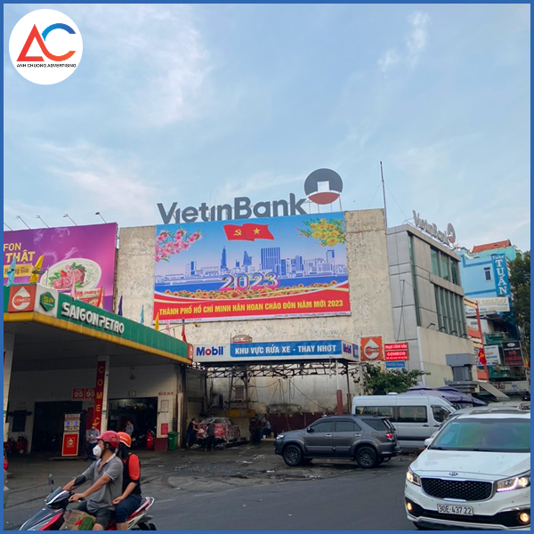 Vật liệu làm bảng hiệu ngoài trời cần giữ màu tốt theo thời gian, không bị bạc màu hay loang lổ